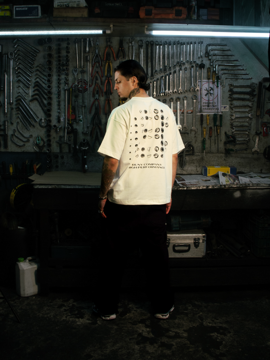 CAMISETA PERFORMANCE WIDE - OFF WHITE