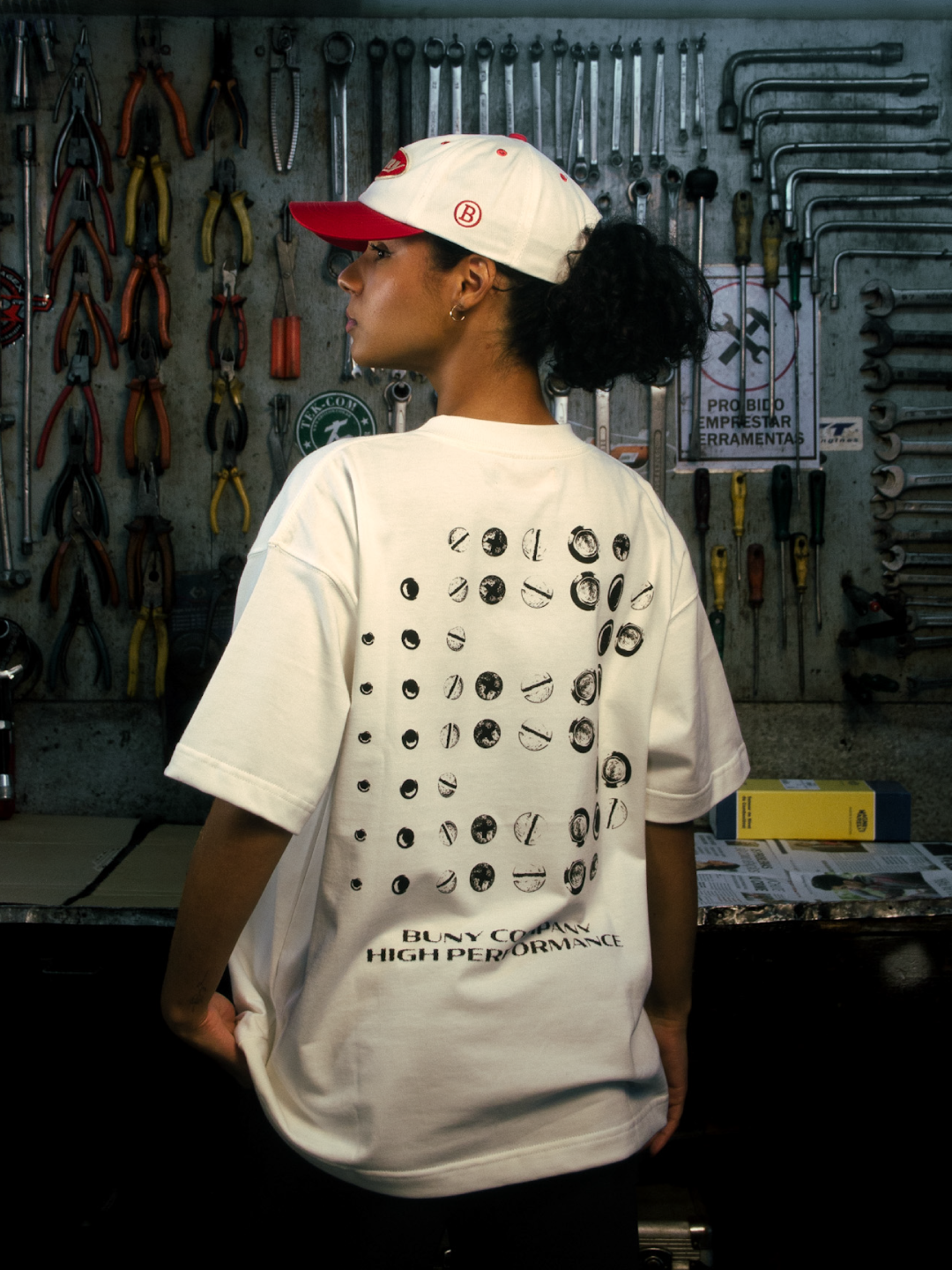 CAMISETA PERFORMANCE WIDE - OFF WHITE