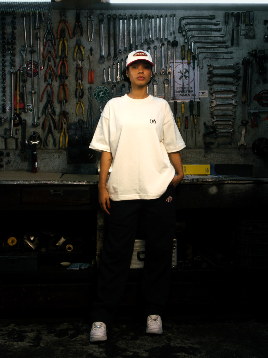 CAMISETA PERFORMANCE WIDE - OFF WHITE