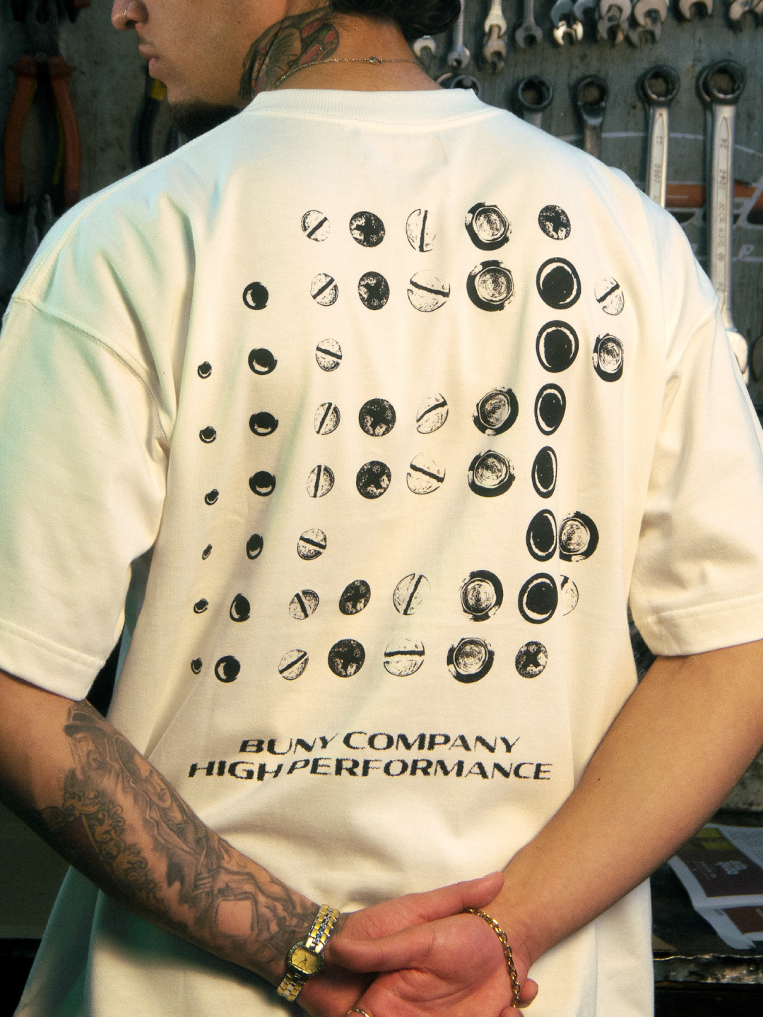 CAMISETA PERFORMANCE WIDE - OFF WHITE